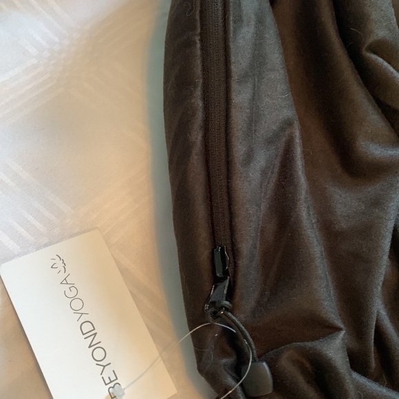 NWT Beyond Yoga Black Soft Infinity Scarf with Pocket NWT - Picture 8 of 9